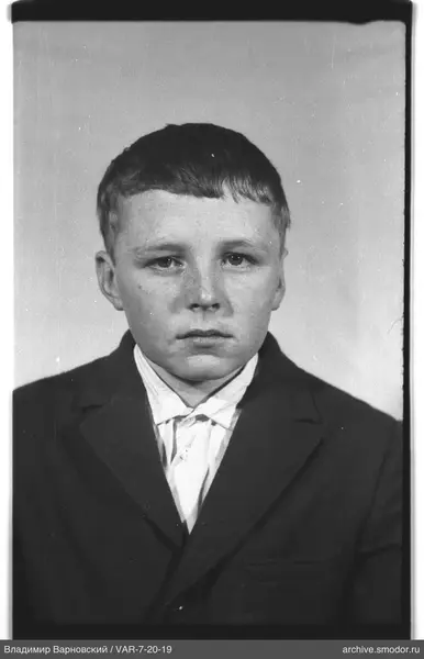 Porträt eines Jungen in Jacke und Hemd