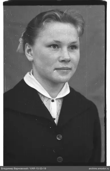 Porträt einer Frau in dunkler Jacke