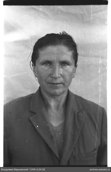 Porträt einer Frau in dunkler Jacke