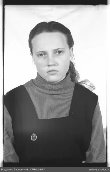 Porträt eines Mädchens in Pullover und Trägerkleid