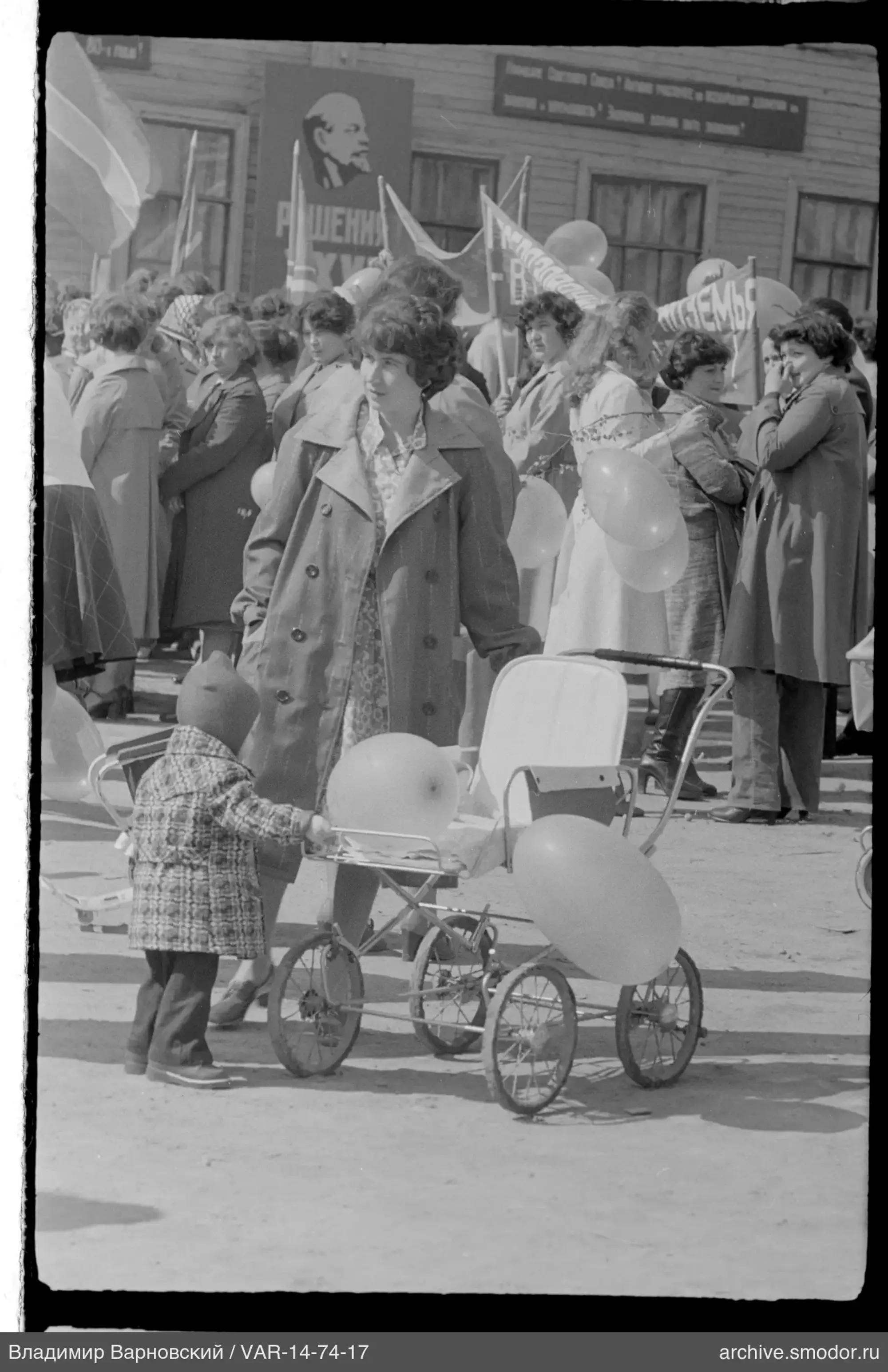Frau mit Kinderwagen bei Veranstaltung