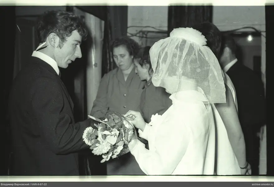 Mann mit Blumenstrauß und Frau in Weiß