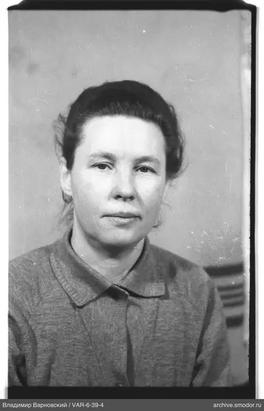 Porträt einer Frau in hellem Pullover