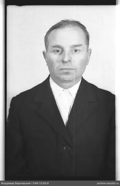 Porträt eines Mannes in dunklem Jacke