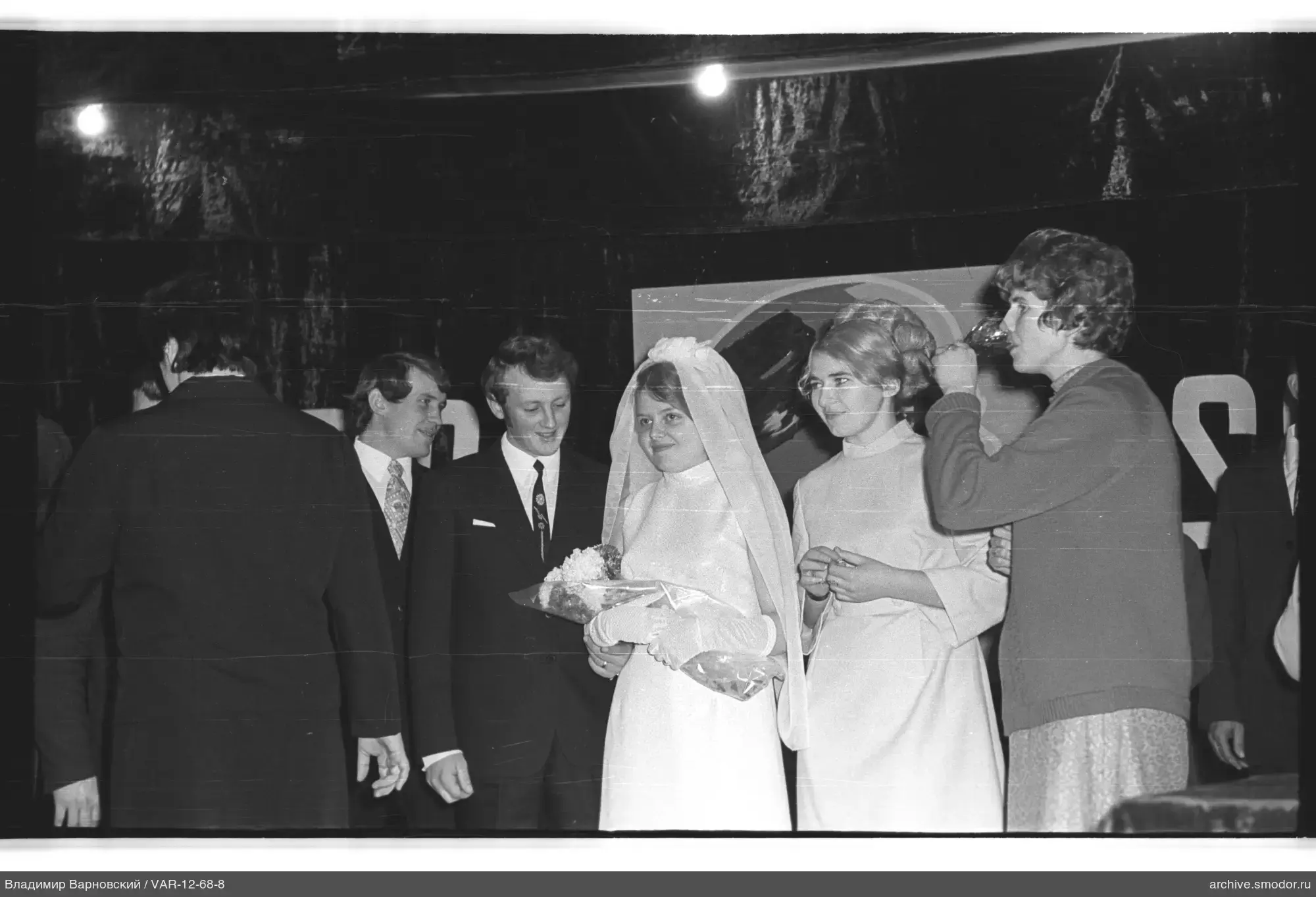 Gruppenfoto mit Frau im Hochzeitskleid