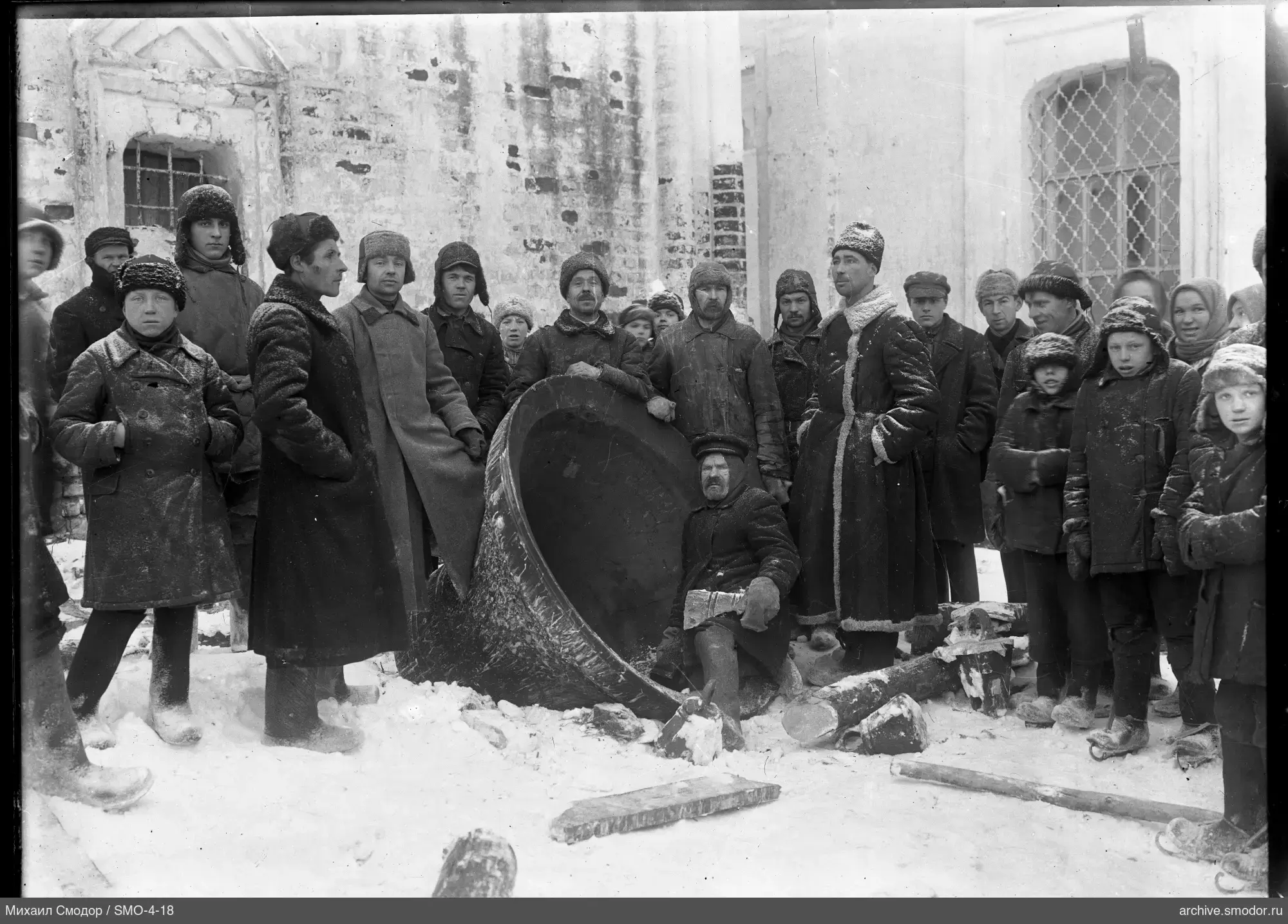 Gruppe von Männern und Jungen im Schnee vor Gebäude