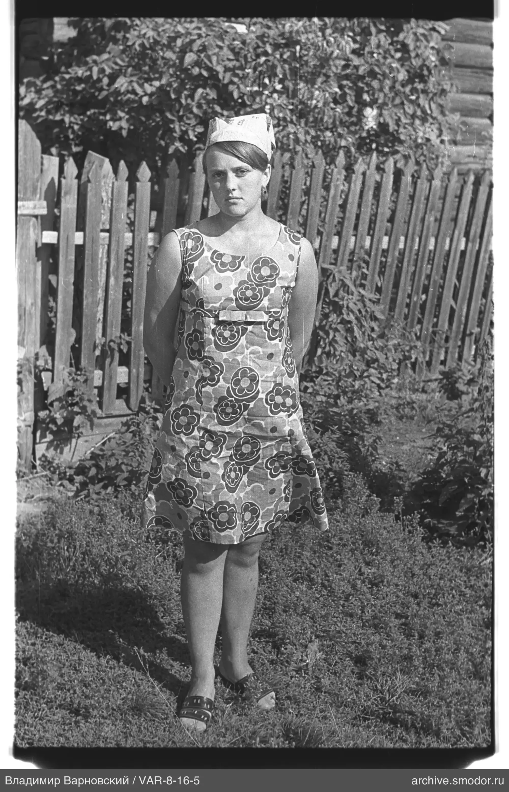 Frau im Blumenmuster