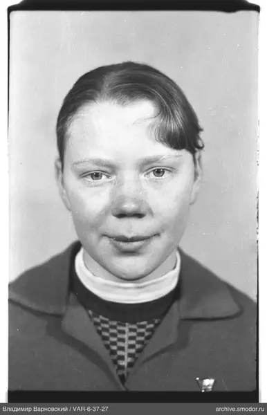 Porträt einer Frau mit Brosche