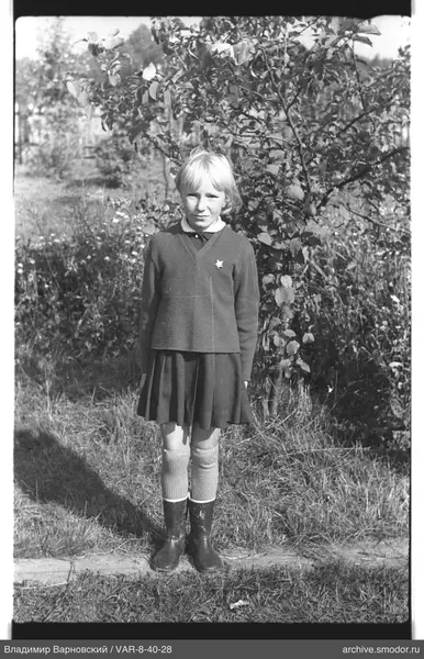 Mädchen in Kleid und Gummistiefeln