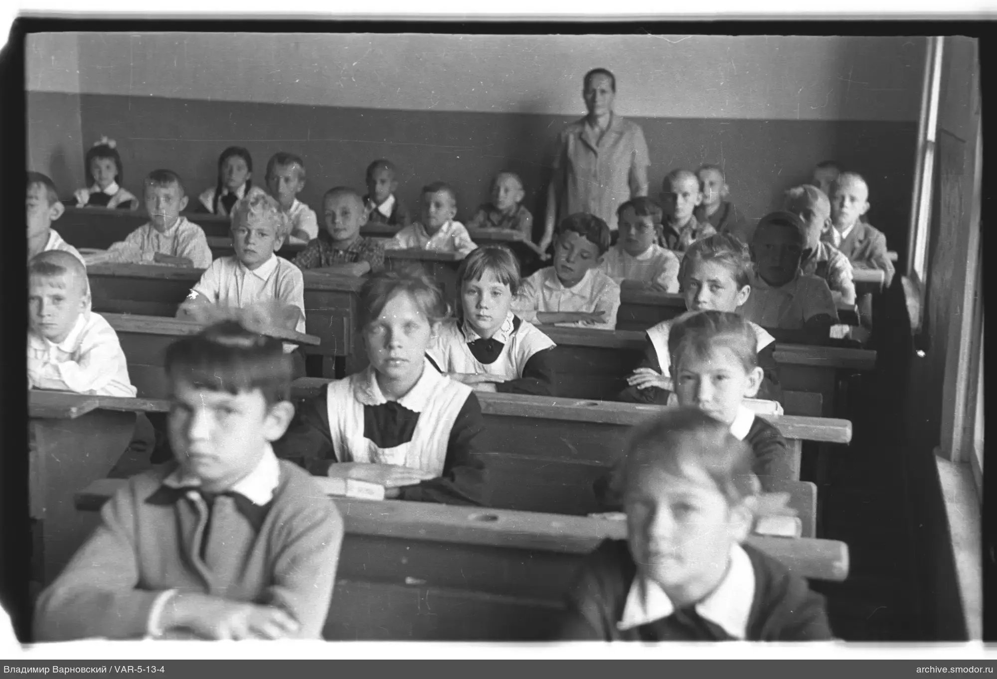 Gruppenfoto von Schulkindern und Lehrerin