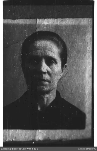 Waist-up portrait of a woman