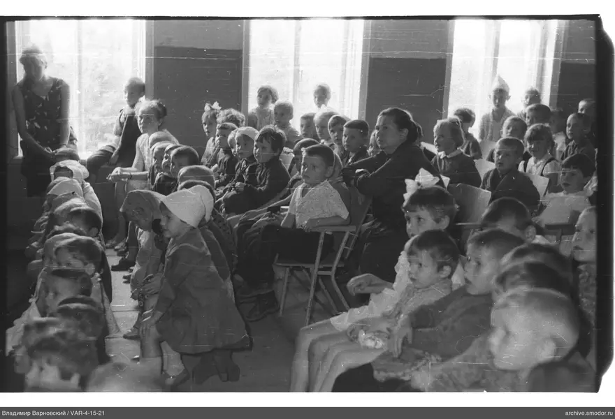 Gruppe von Kindern und Erwachsenen im Raum
