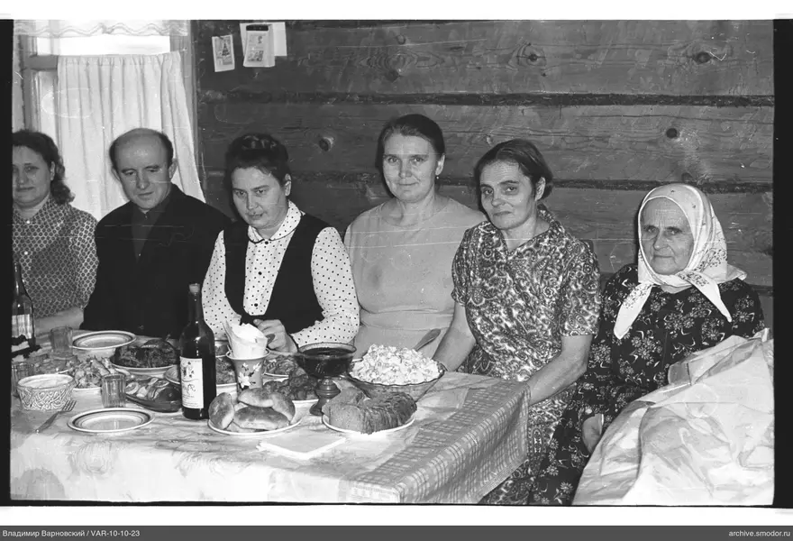 Gruppe am Tisch mit Essen und Getränken