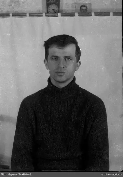 Портрет мужчины в свитере