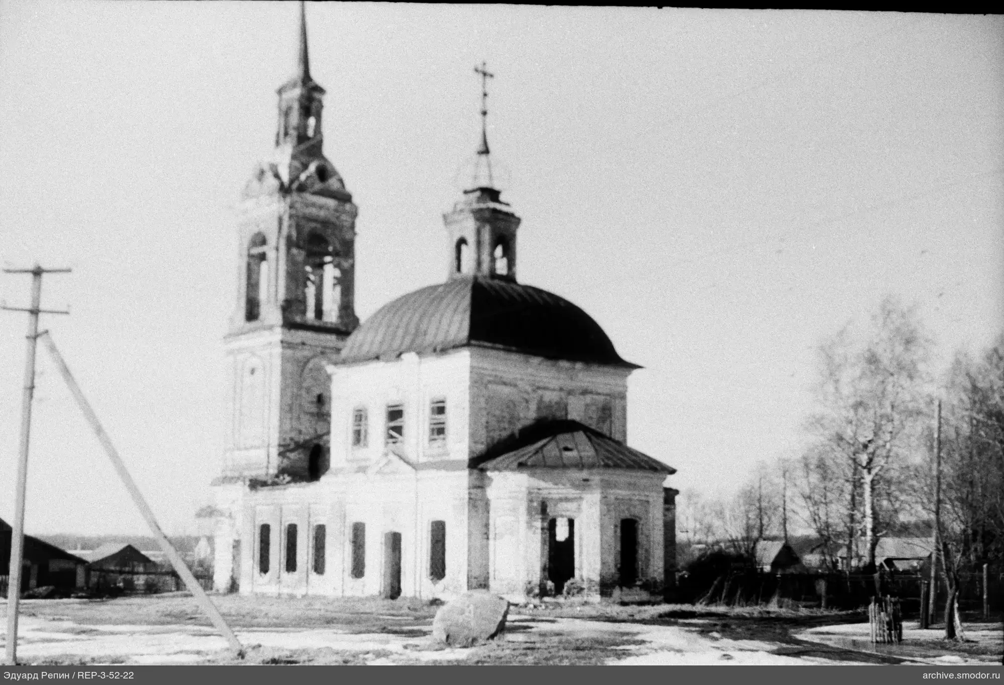 Вид на церковное здание с куполом и колокольней