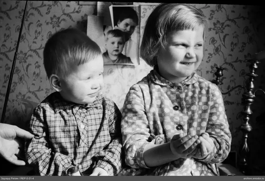 Kinder sitzen zusammen