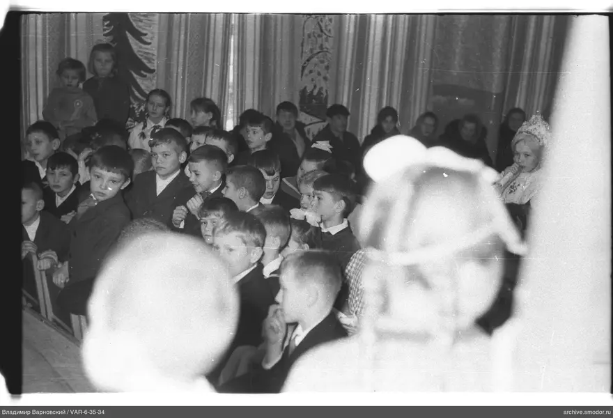 Gruppe von Kindern und Jugendlichen im Saal