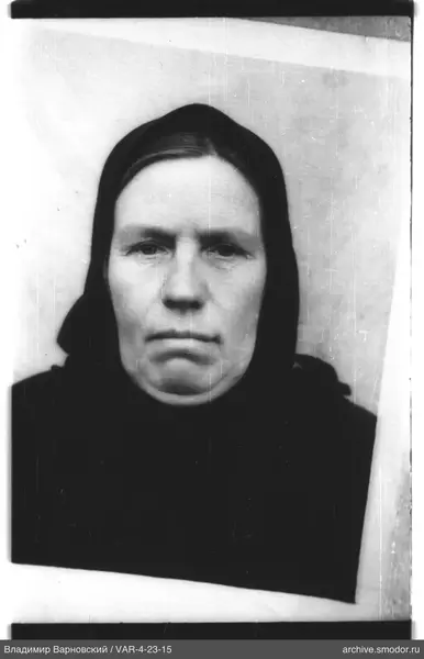 Porträt einer Frau mit dunklem Kopftuch