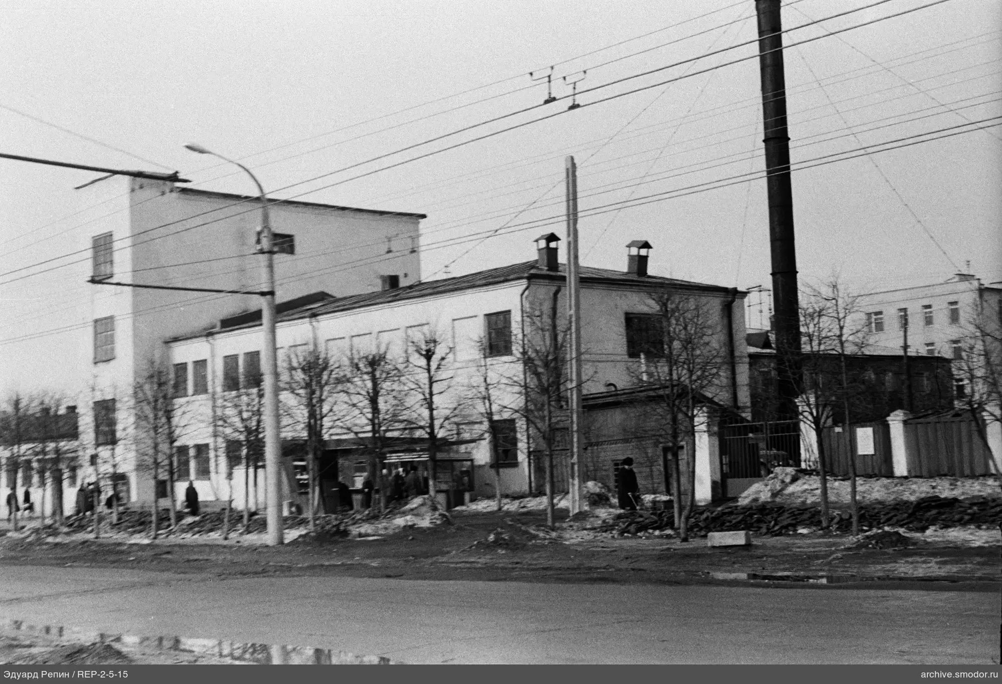 Gebäude mit Anbau und Oberleitungen