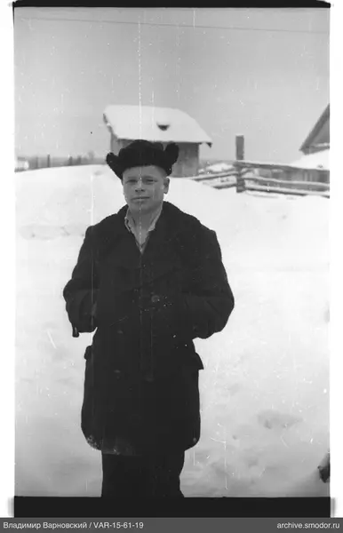 Junge mit Pelzmütze im Schnee