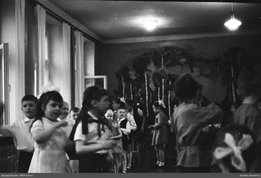 Gruppenaufnahme von Kindern im Raum