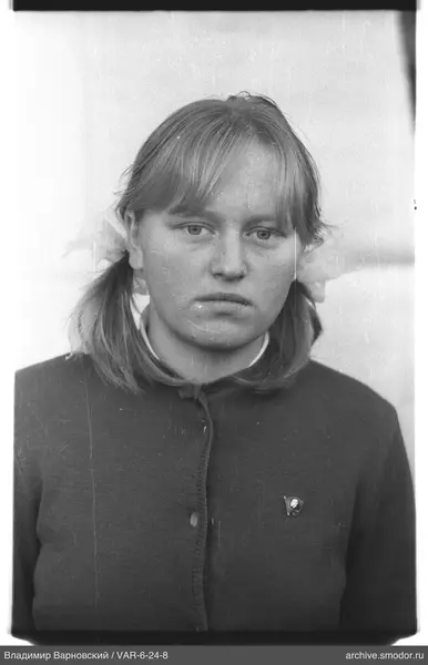 Porträt einer Frau mit Schleifen und Abzeichen