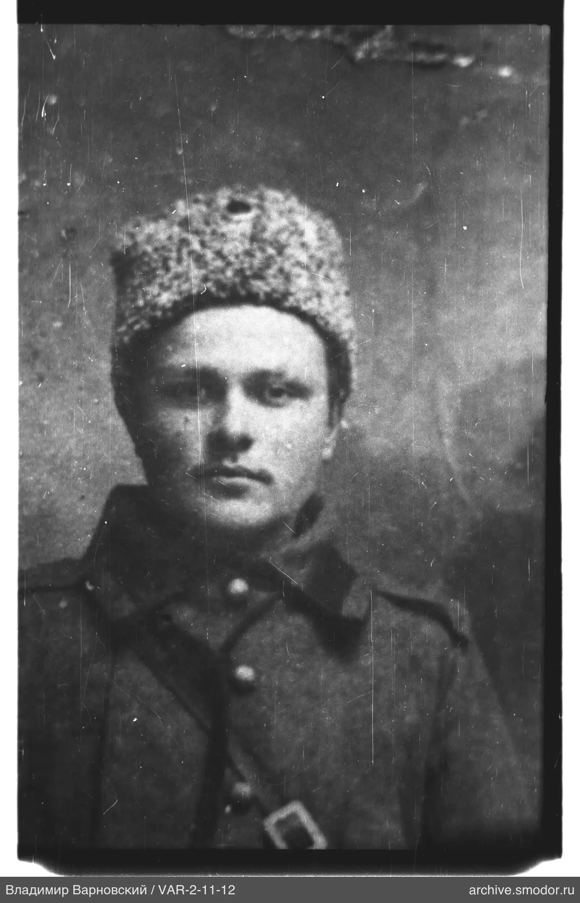 Porträt eines Mannes mit Pelzmütze und Militärmantel