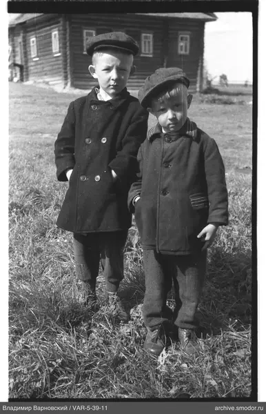 Zwei Jungen auf dem Gras