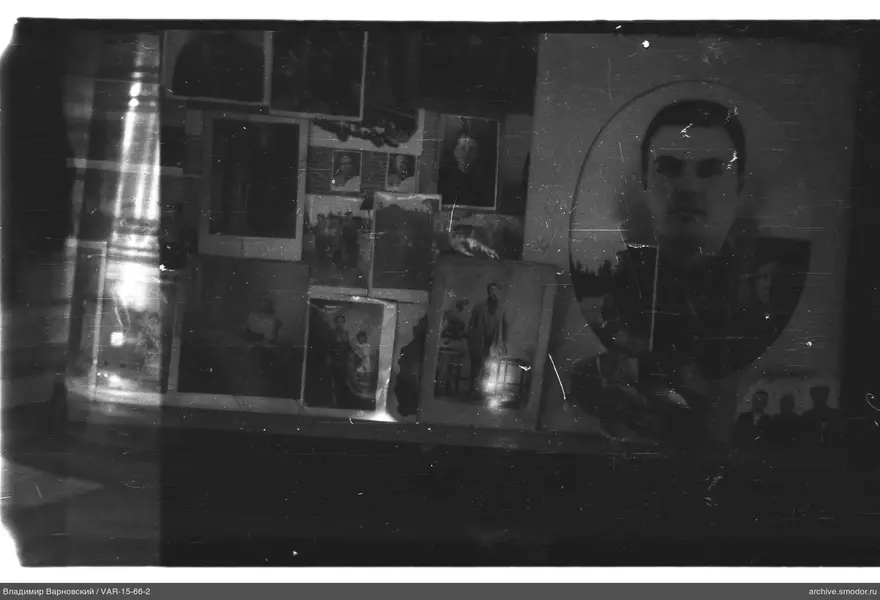 Sammlung von Fotografien und Porträts an der Wand