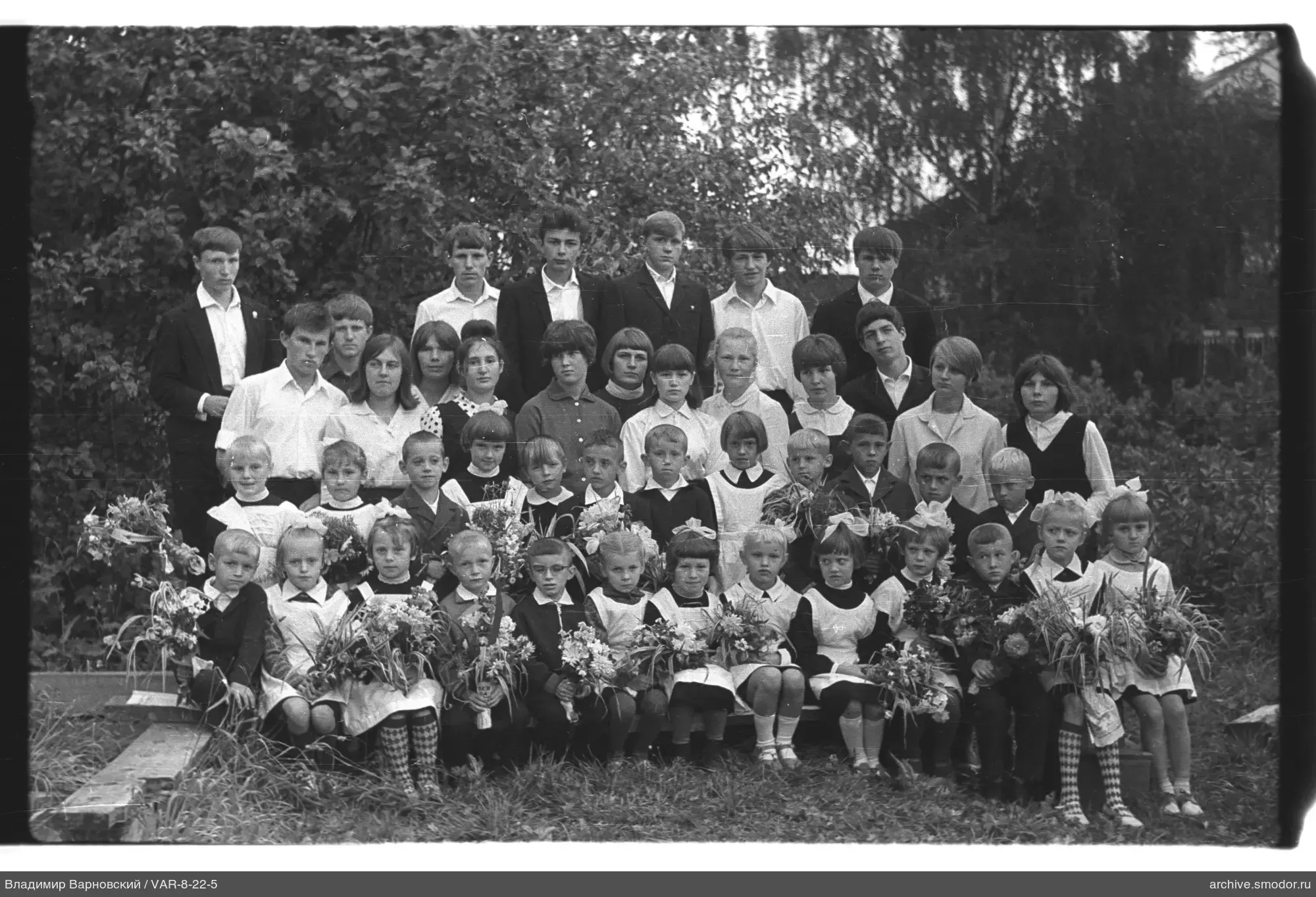 Gruppenporträt von Kindern und Jugendlichen