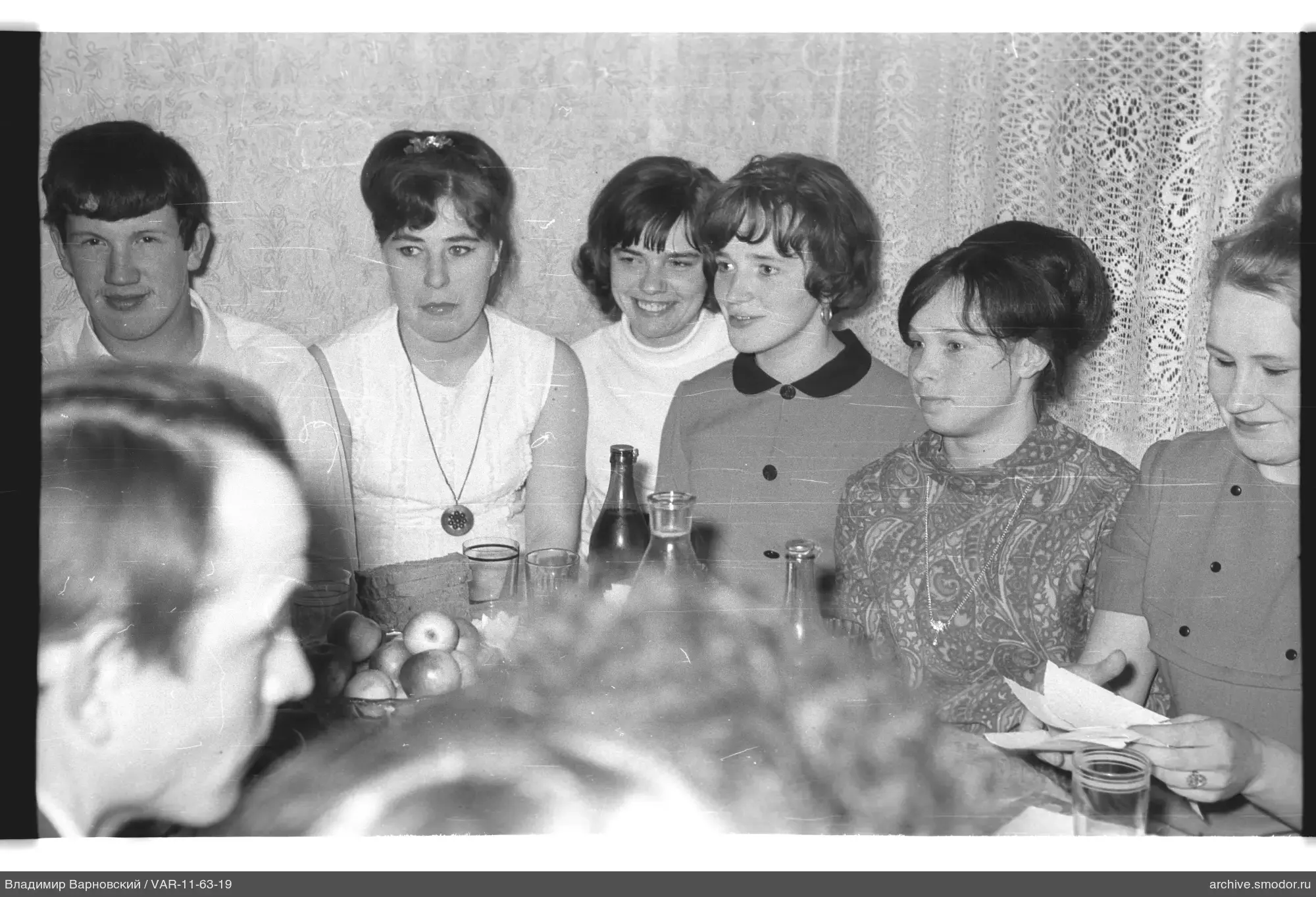 Gruppenporträt am Tisch