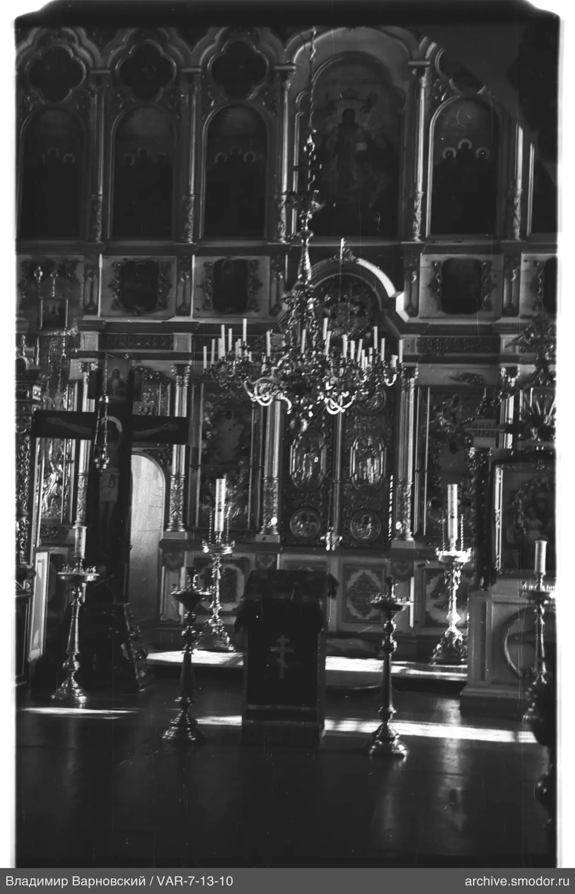Innenraum einer orthodoxen Kirche mit Ikonostase