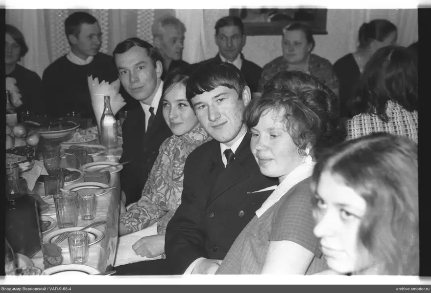 Gruppenporträt am Tisch