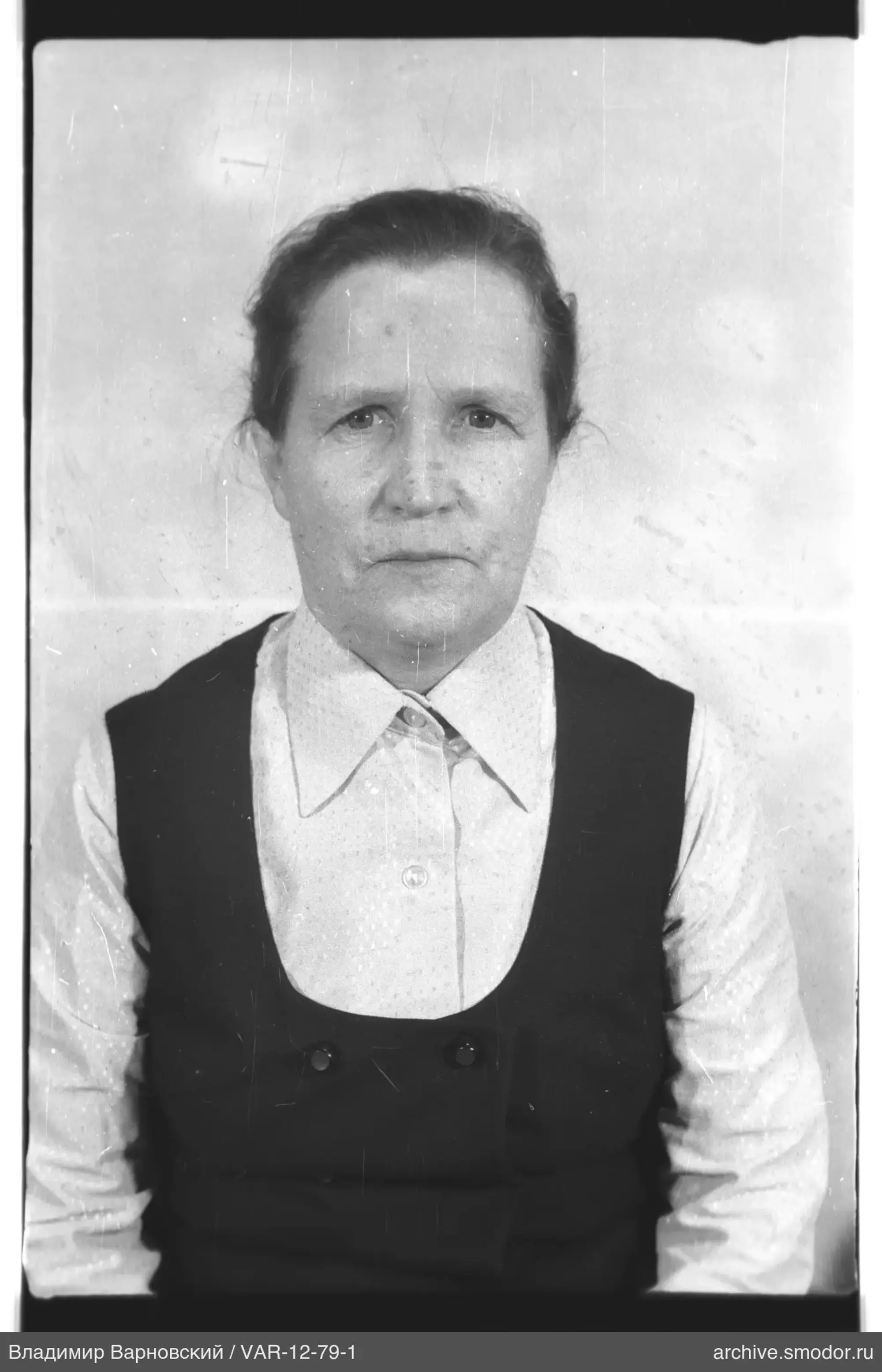 Porträt einer Frau in Weste und Hemd