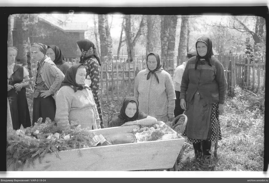 Группа женщин у деревянного гроба
