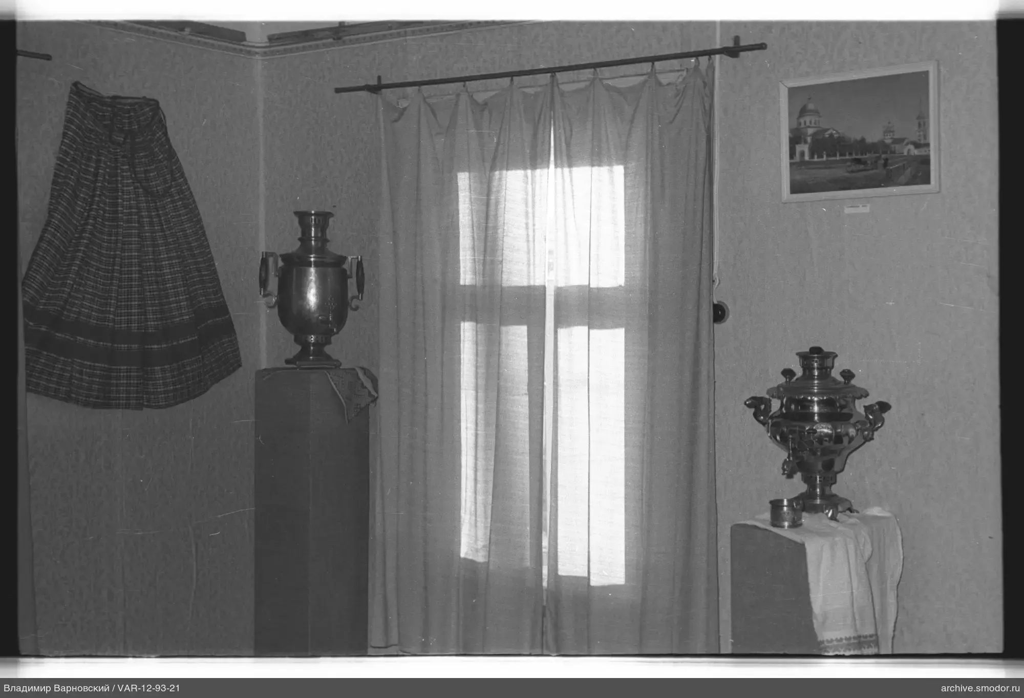 Zimmer mit Mustertapete und Haushaltsgegenständen