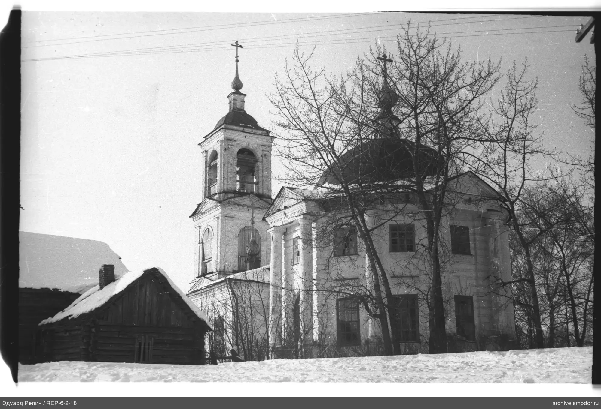 Kirche mit Glockenturm und Kuppel