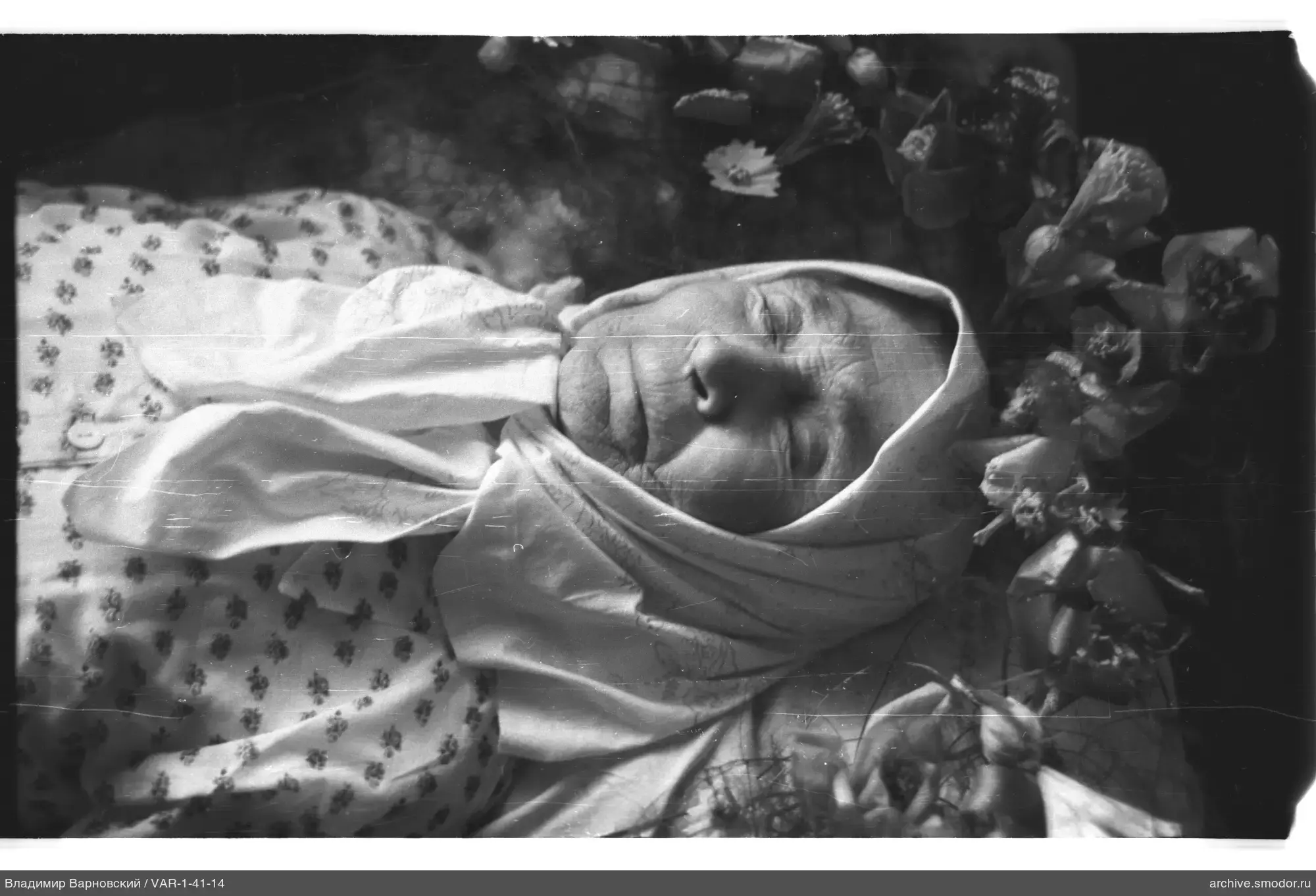 Porträt einer Frau mit Blumen um den Kopf