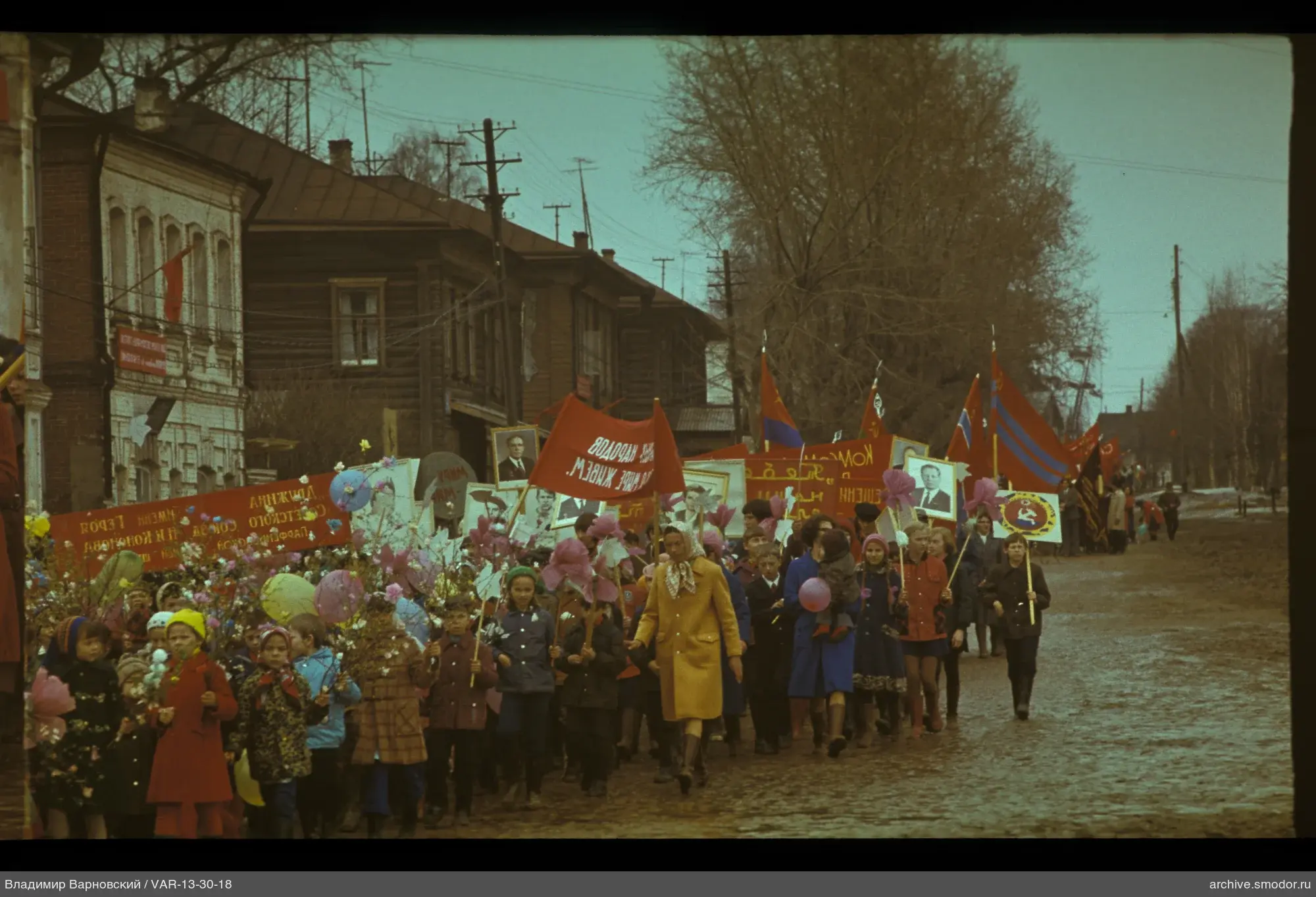 Gruppe von Kindern und Erwachsenen auf der Straße