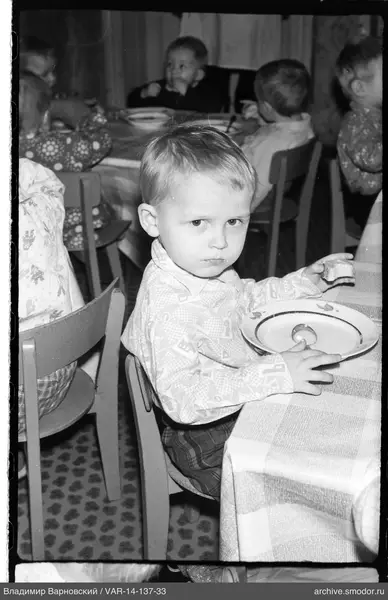 Kinder am Tisch mit Brot
