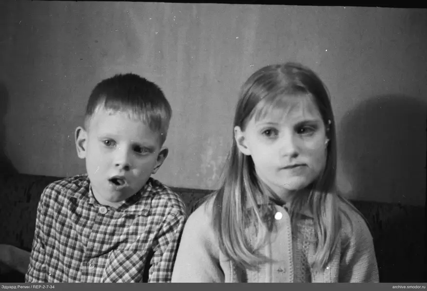 Kinderporträt auf Sofa