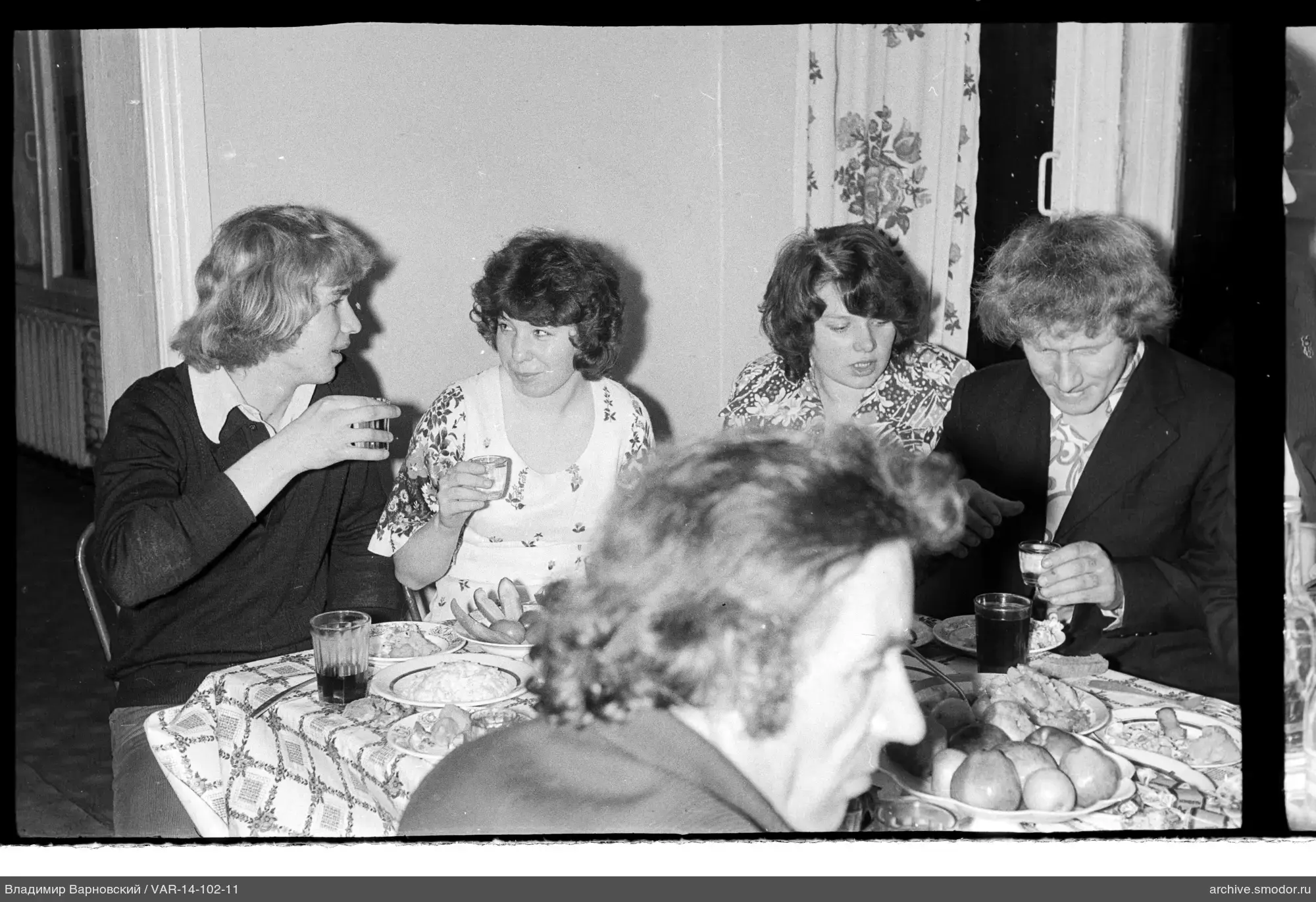 Gruppe am Tisch mit Geschirr und Essen