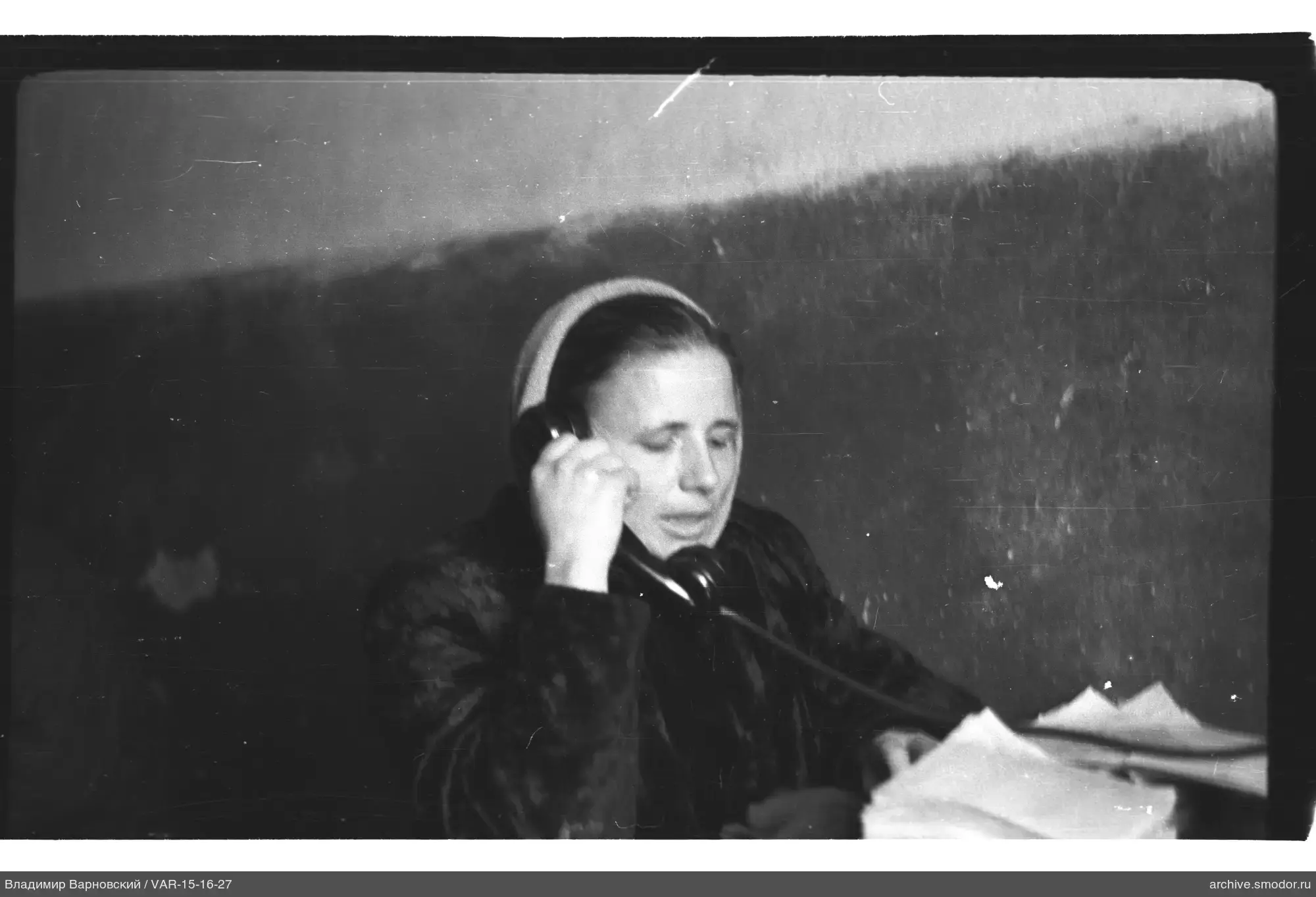 Frau mit Telefon und Papieren