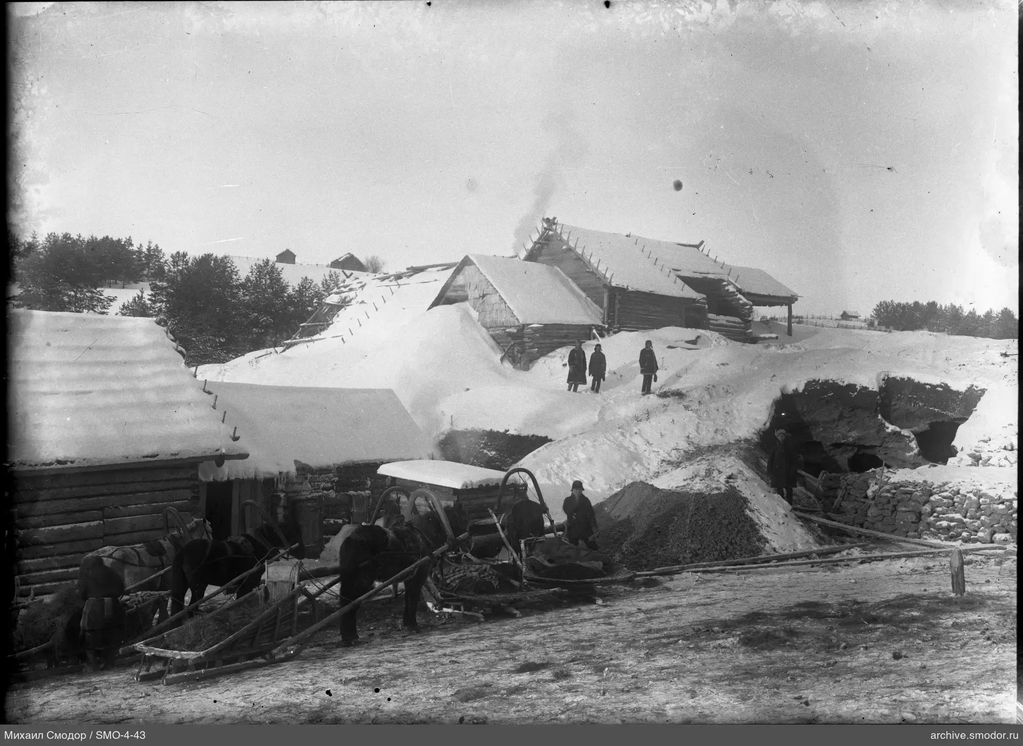 Pferde und Männer bei Höhleneingang im Schnee