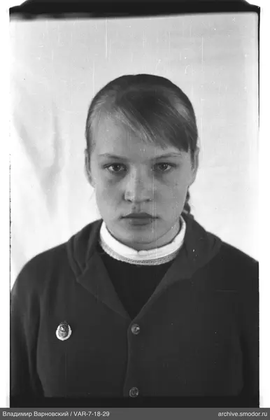 Porträt eines Mädchens in Cardigan und Bluse
