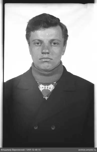 Porträt eines Mannes in Mantel und Pullover