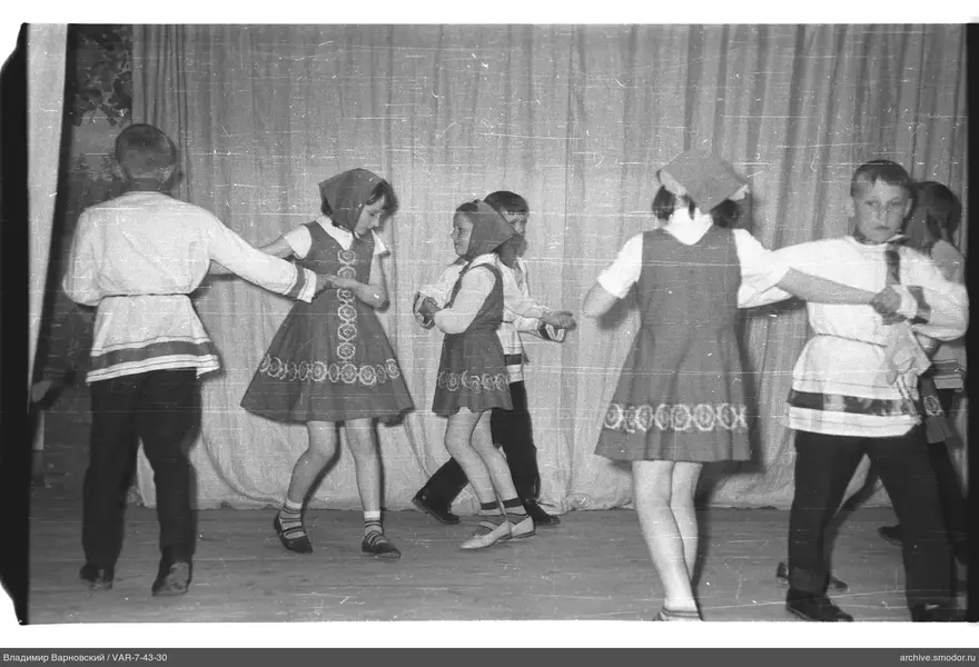 Kinder tanzen im Raum