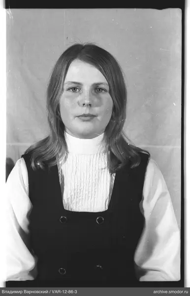 Porträt einer Frau in Bluse und Weste