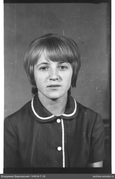Porträt einer Frau in dunklem Kleid