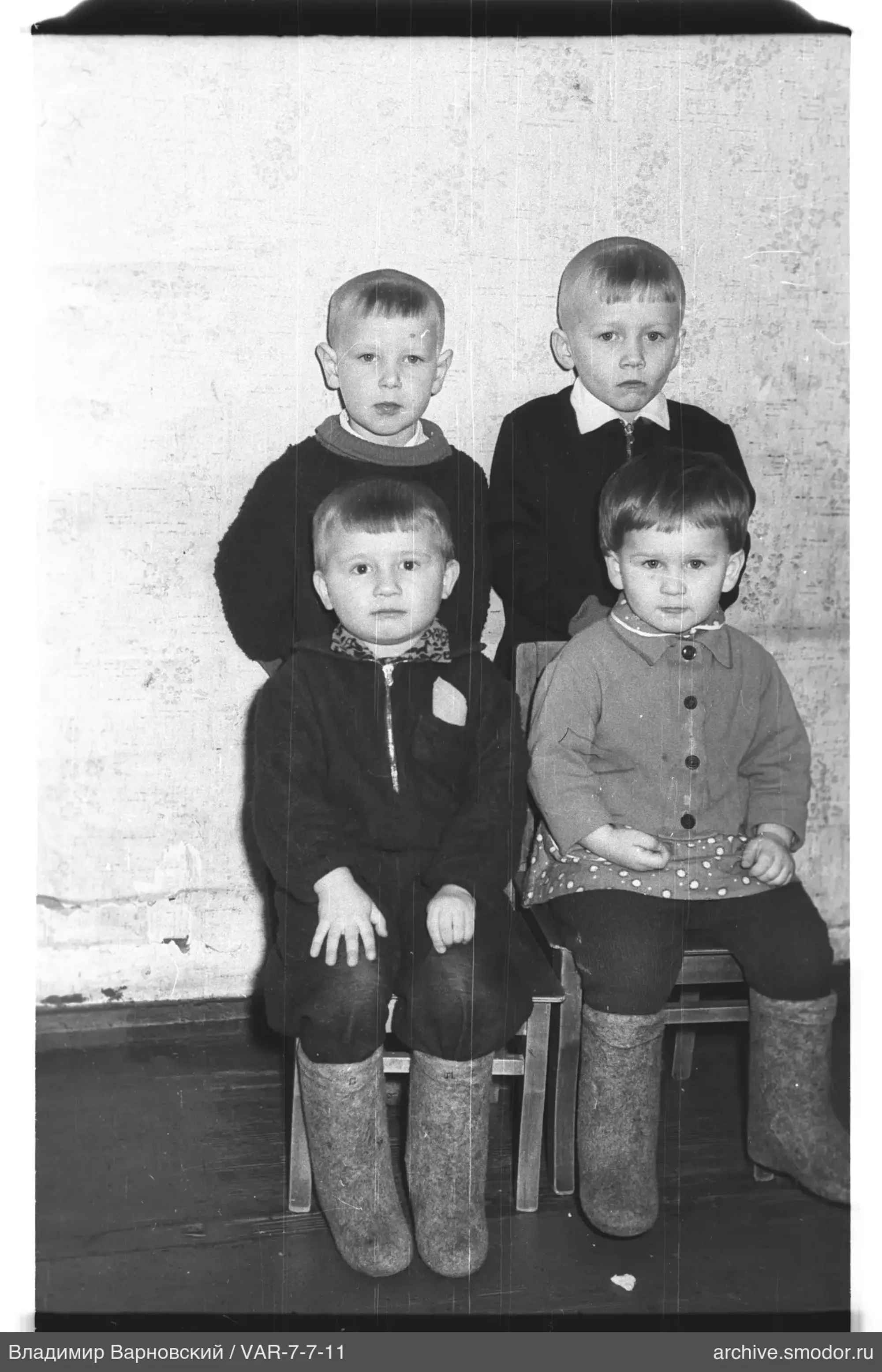 Gruppenporträt von vier Kindern